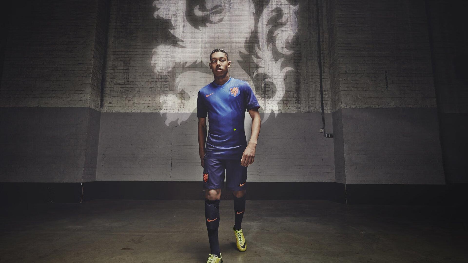 登贝莱复制梅西神迹，三冠王加冕金球，历史第二人改写足坛定律