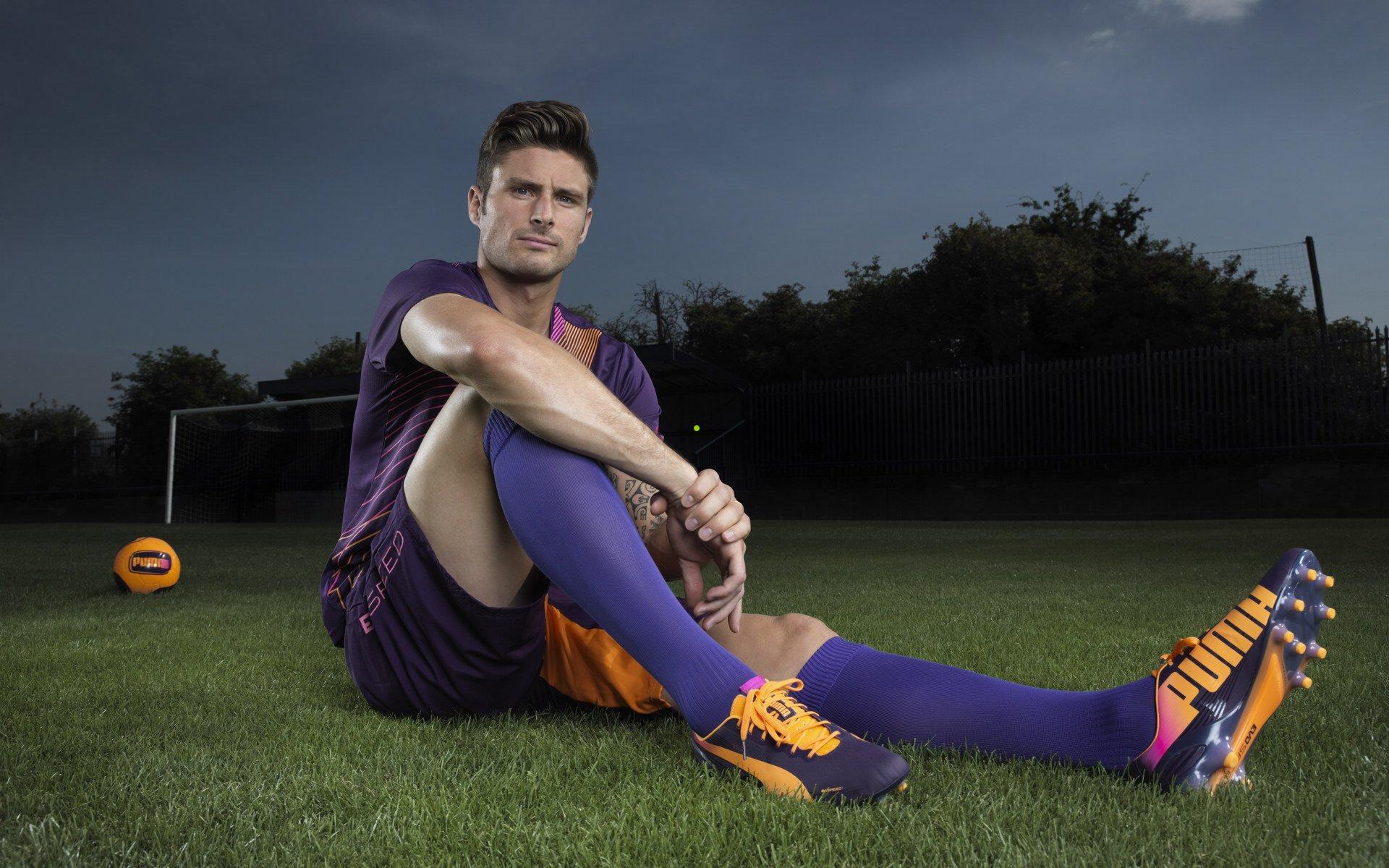 500名中国球迷远赴客场筑红色长城，国足热身赛虽败犹荣收获士气