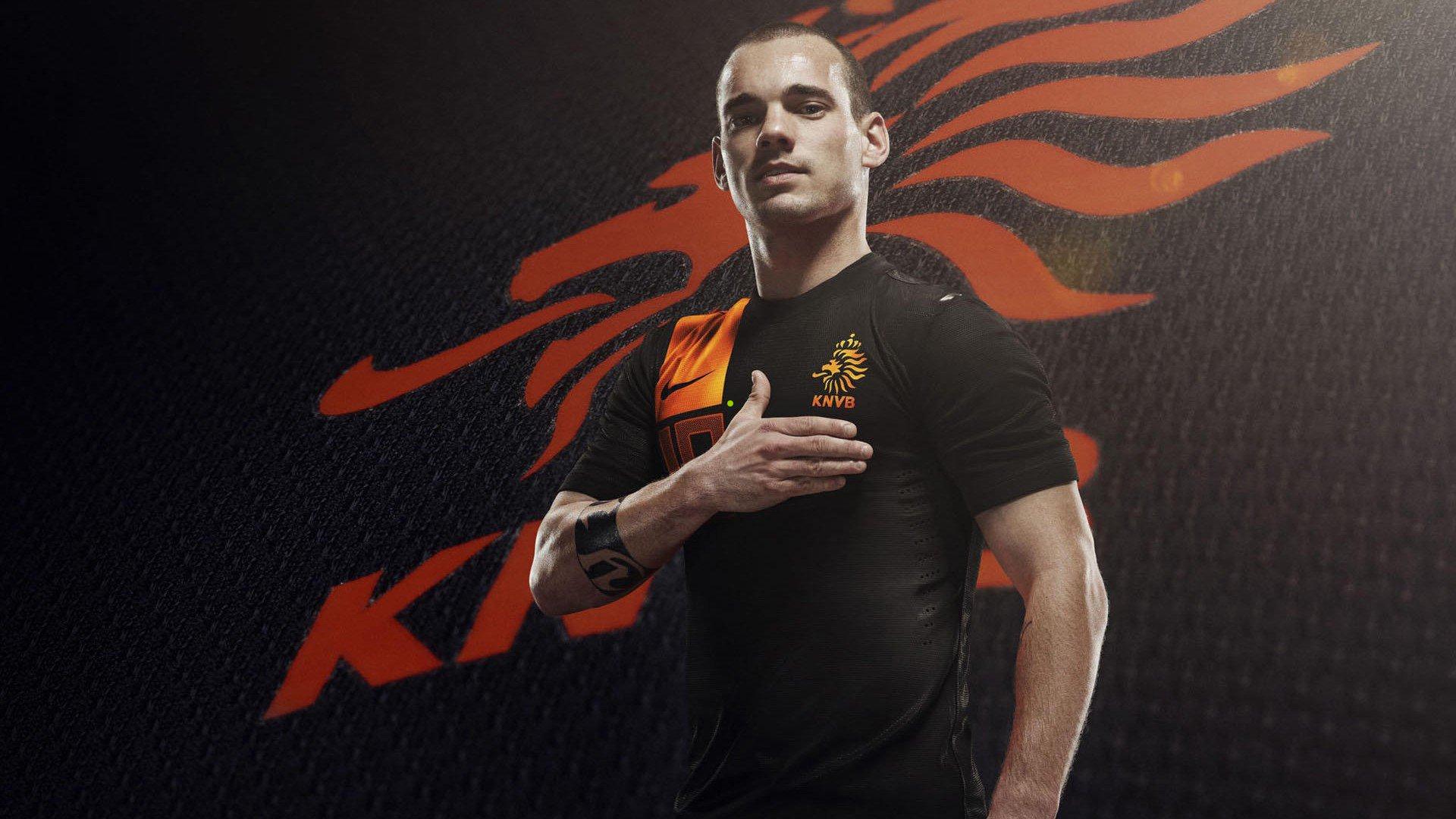 波兰男篮欧锦赛憾负法国，足球巨星莱万与波多尔斯基看台遗憾见证