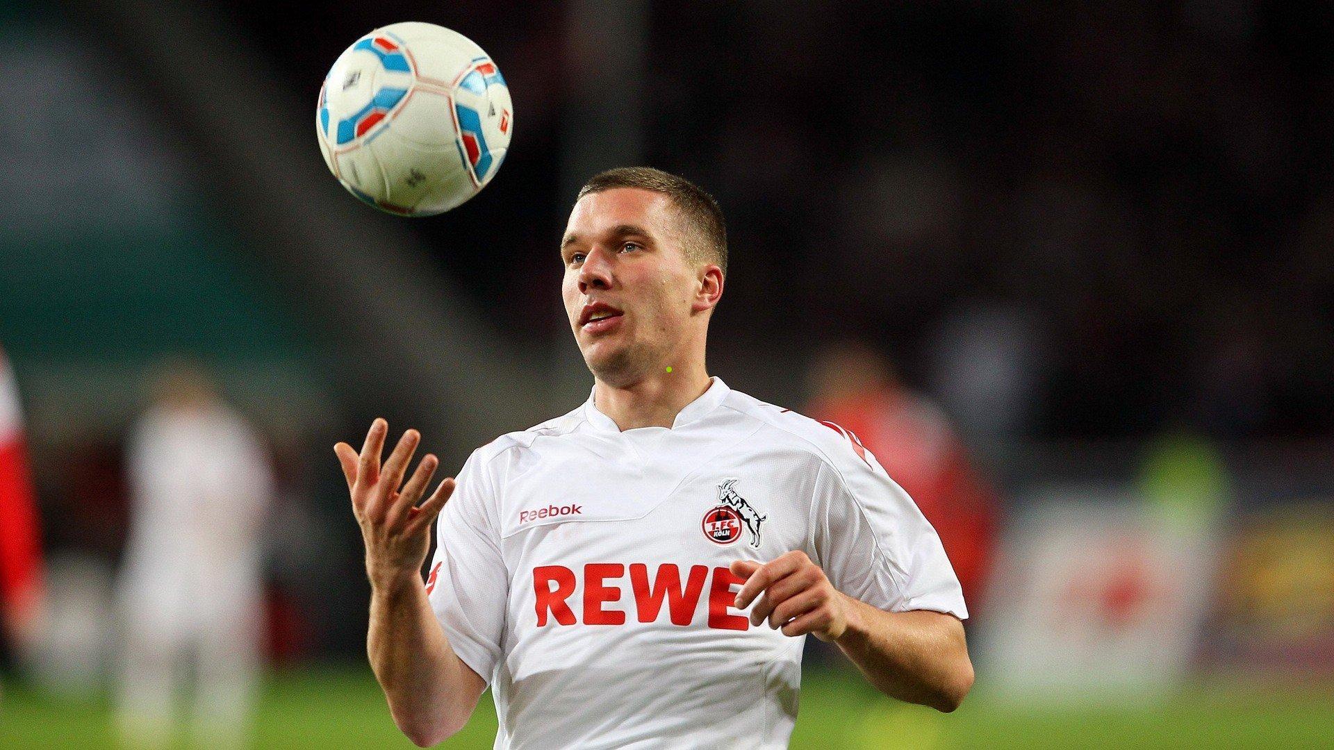 波兰男篮欧锦赛憾负法国，足球巨星莱万与波多尔斯基看台遗憾见证